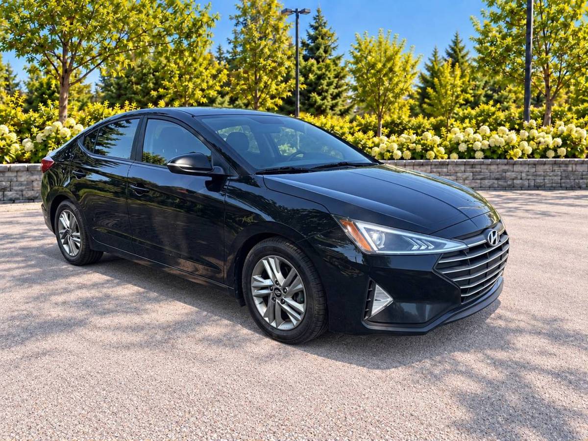 2019 Hyundai Elantra Auto · Apple Car Play · Camera