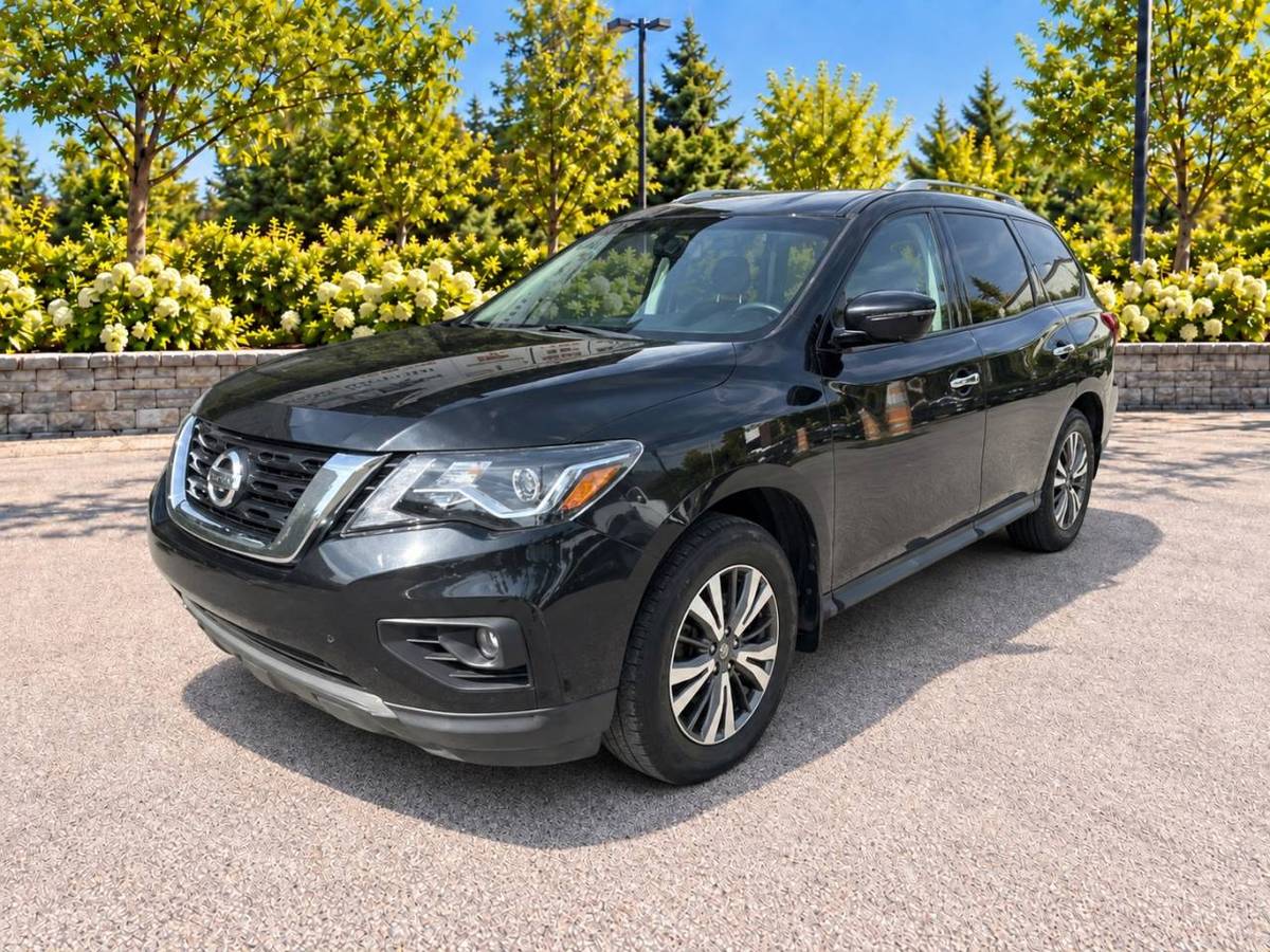 2017 Nissan Pathfinder AWD · Camera · Mags